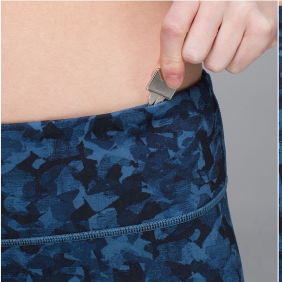 💕 LULULEMON Wunder Under Pant *Full-On Luon
Mystic Jungle Blue size 4 - Picture 3 of 4